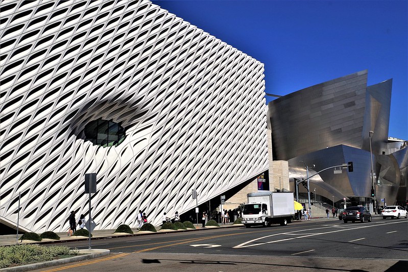 The Broad Museum (l.) and friend in downtown Los Angeles