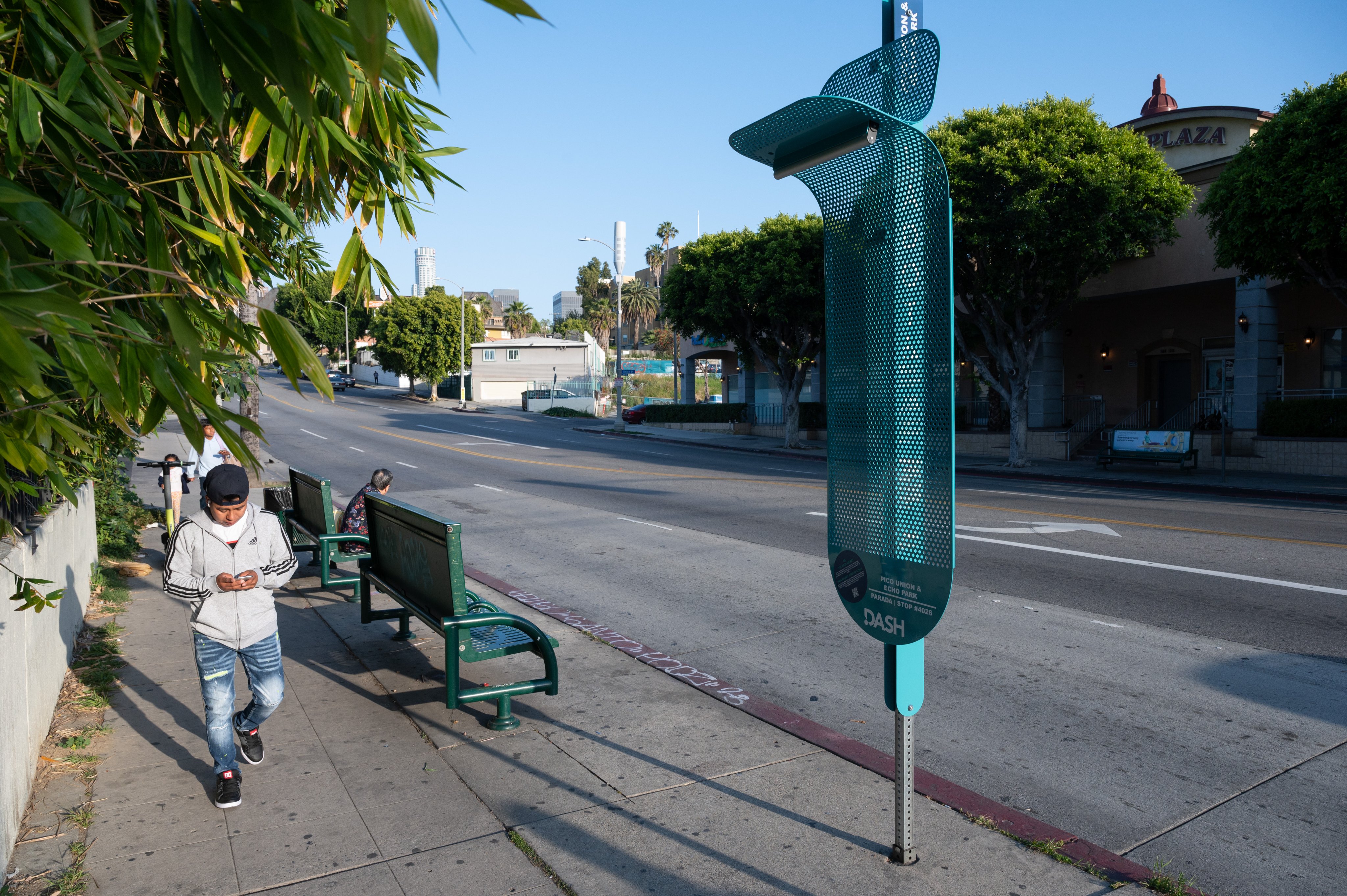 los-angeles039s-bus-shelter-generates-more-light-than